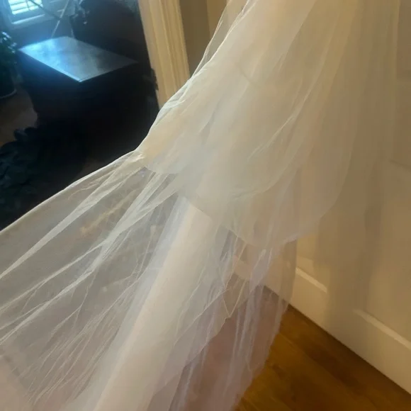 Elegant White Lace Wedding Veil - Picture 3 of 4